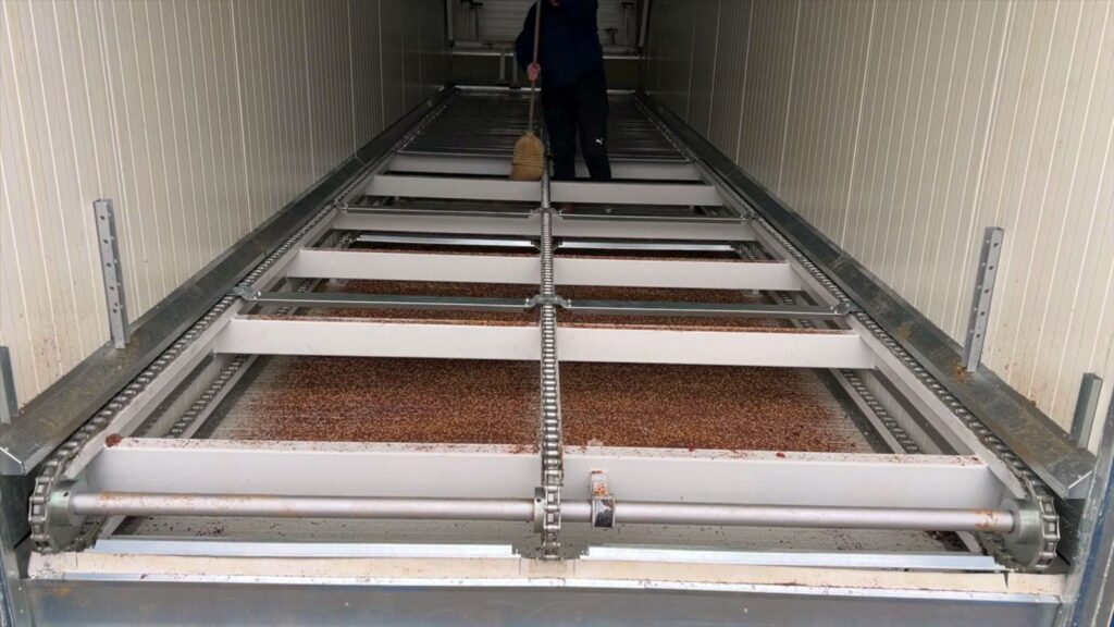 Moving floor cleaning - drying corn